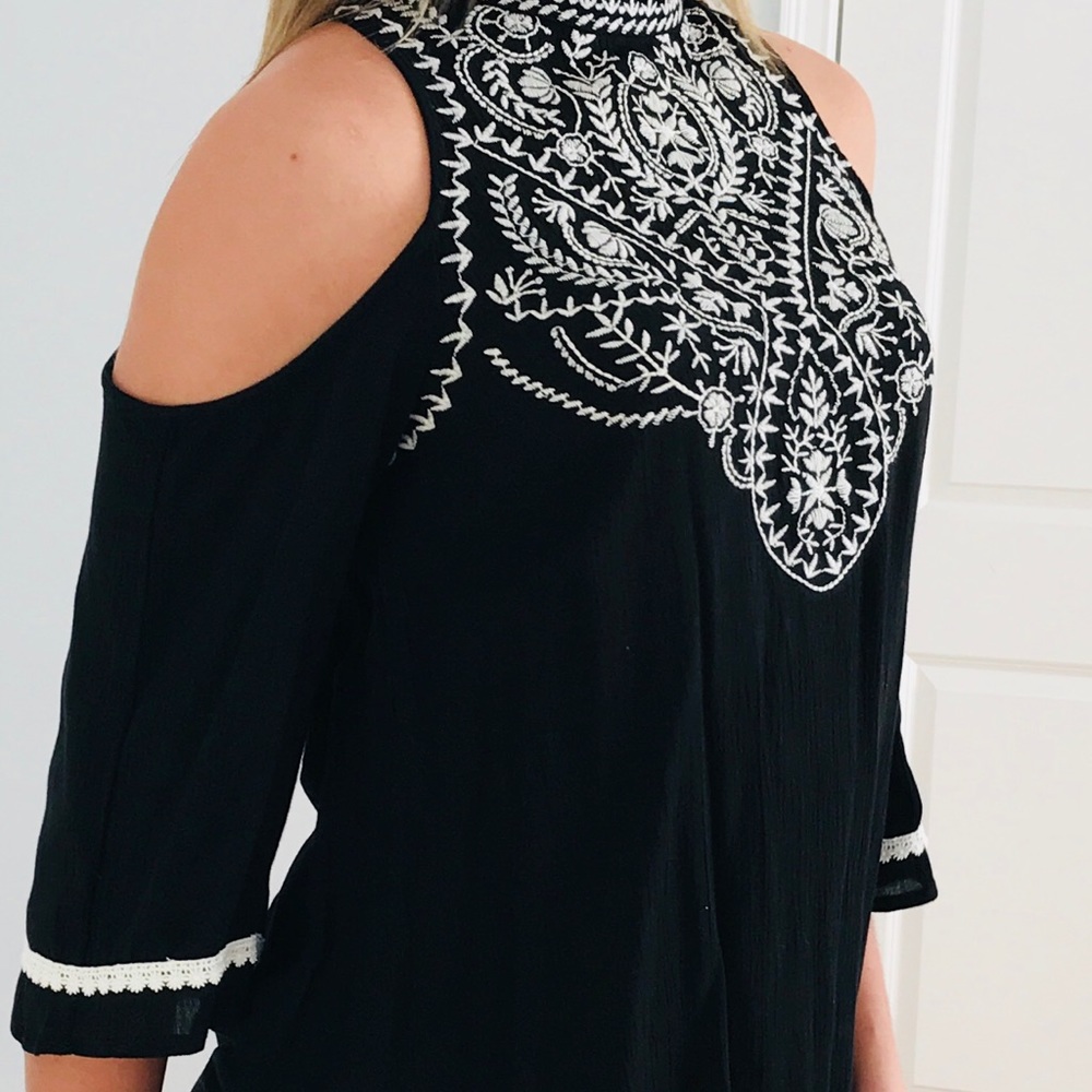 Sold on Mercari ✨Cold Shoulder Black and Ivory Top - Picture 3 of 4